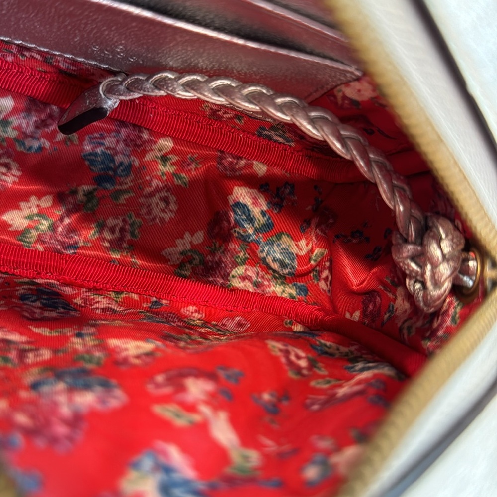 Silver Quilted GG Logo Crossbody NWOT - Picture 3 of 6